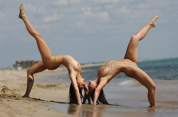 Голые гимнастки на пляже 