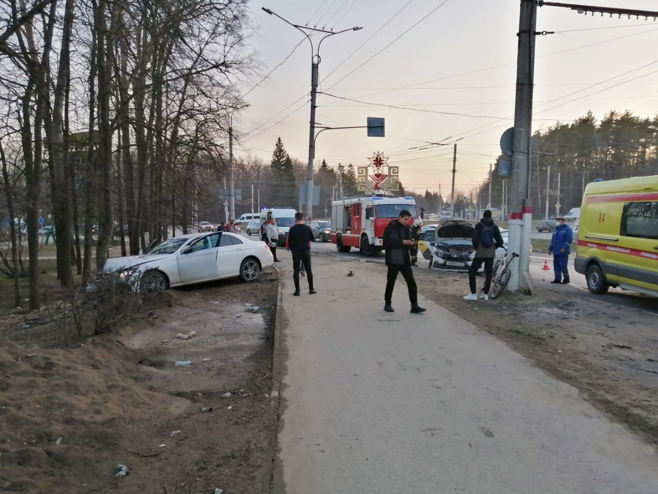 Мерседес» влетел в «Гранту» на выезде с кольца у «Рощи» - Чебоксары