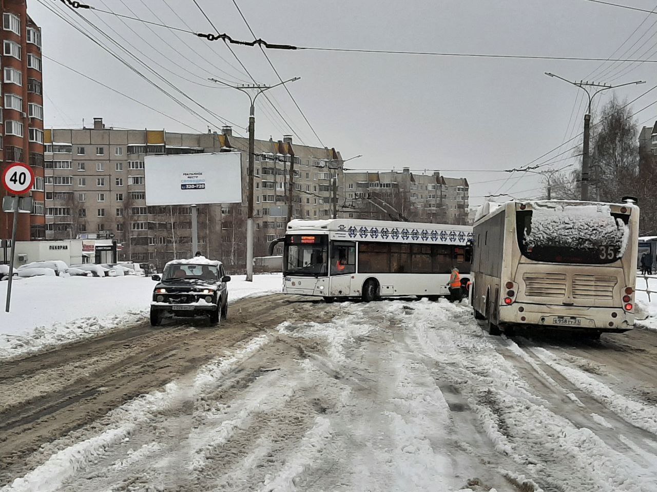 На Университетской развернуло троллейбус - Чебоксары