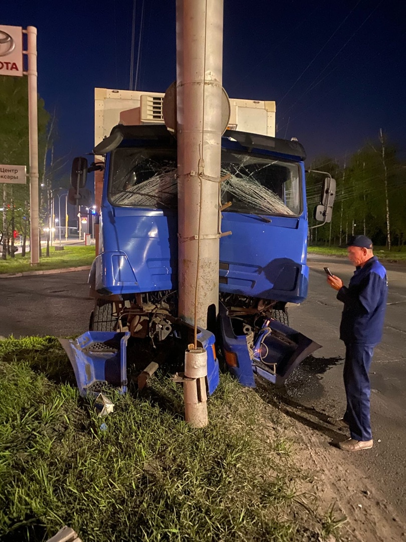 Водитель «аккондовского» КамАЗа врезался в столб на Марпосадском шоссе -  Чебоксары