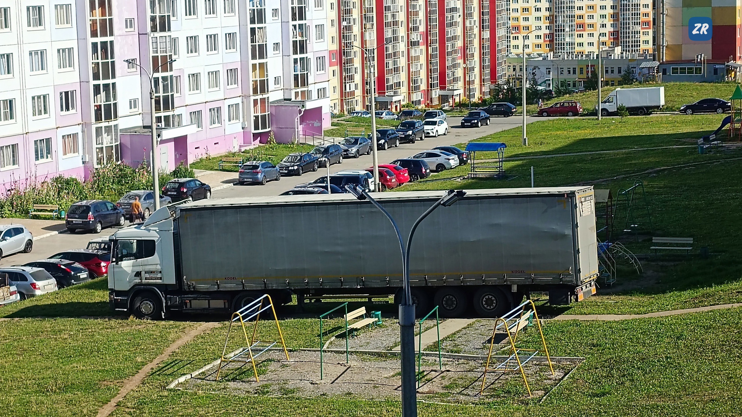 В Садовом фура припарковалась посреди детской площадки - Чебоксары