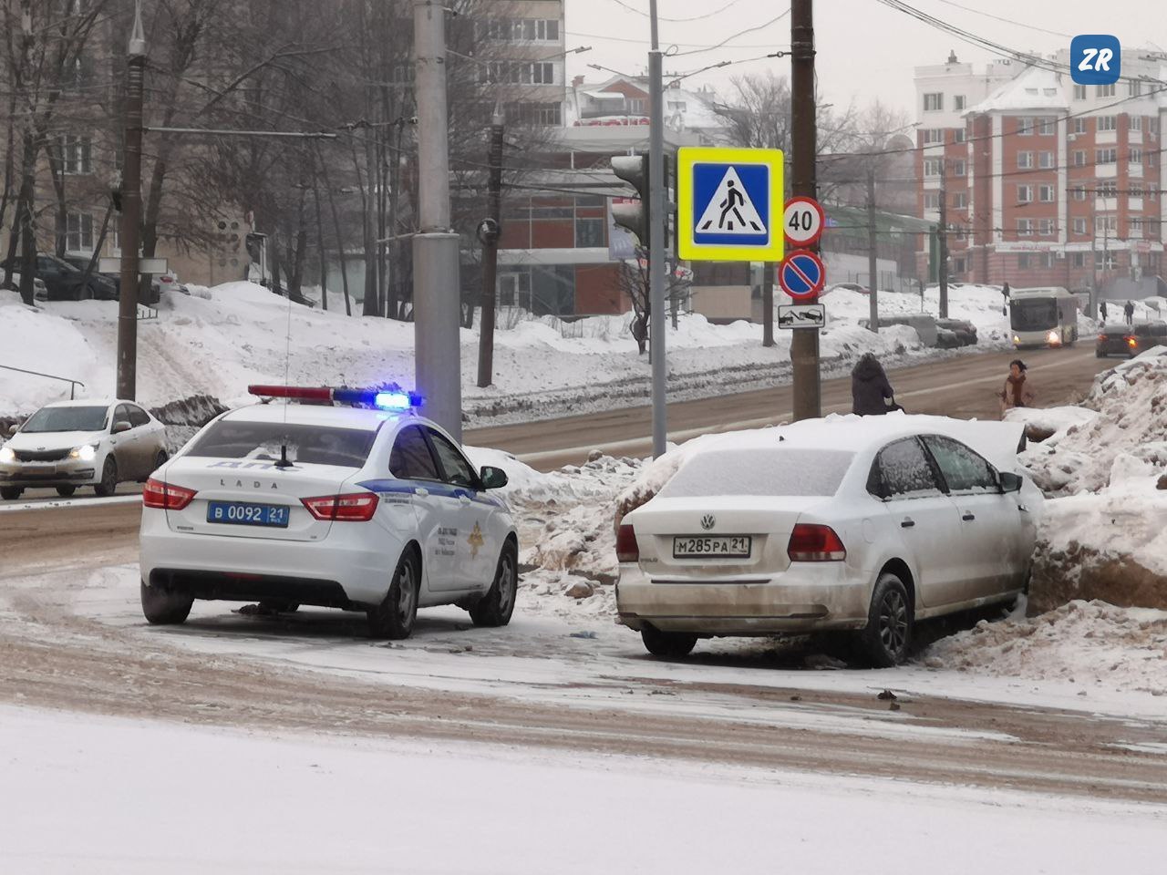 Водитель «Поло» разбил машину об ледяной сугроб у Европы - Чебоксары