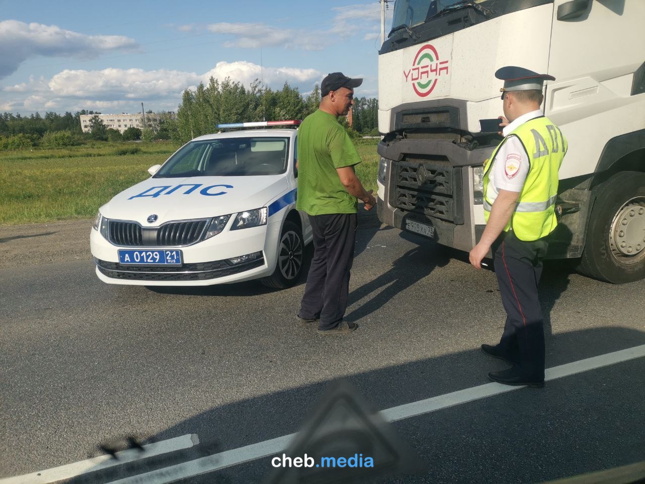 Патруль ГИБДД угодил под фуру после езды по обочине. М7 парализована -  Чебоксары