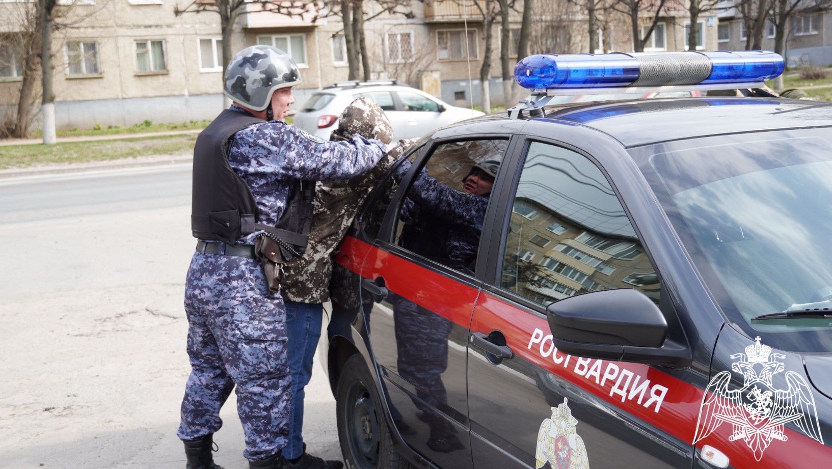 Буйный парень пинал чужое авто и разбил бутылкой лобовое стекло - Чебоксары