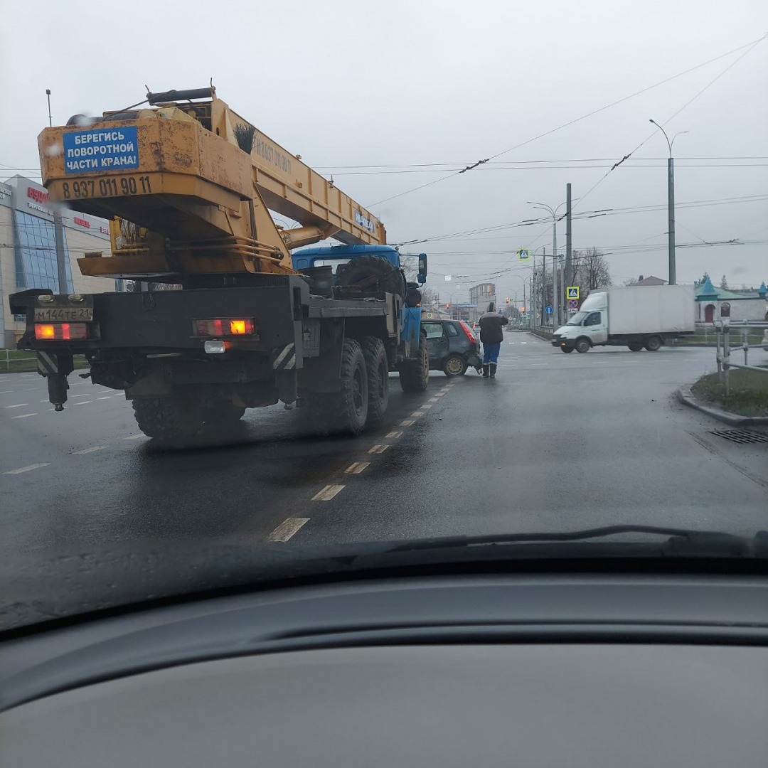 Автокран протащил легковушку после ДТП на Гражданском перекрестке -  Чебоксары